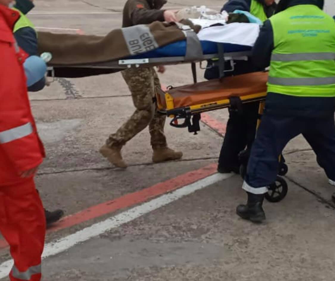 В Днепр доставили тяжело раненного бойца ВСУ из зоны ООС - рис. 1