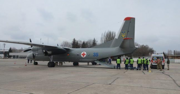 Из Днепра в Киев самолетом доставили раненных бойцов ВСУ - рис. 1
