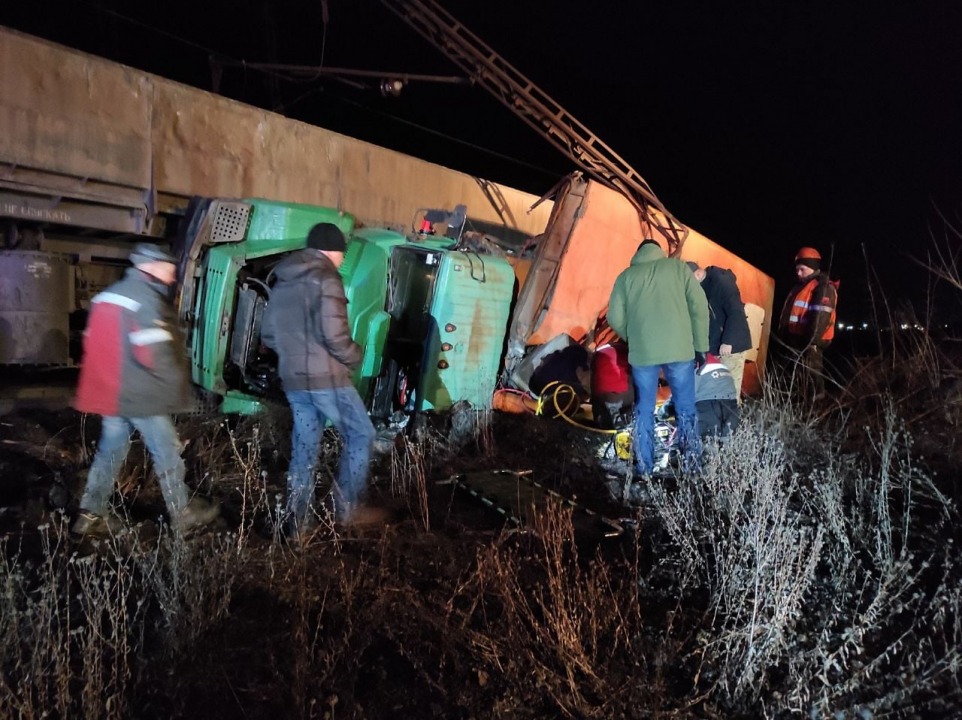 В Кривом Роге поезд протаранил грузовик: пострадали 5 человек - рис. 1