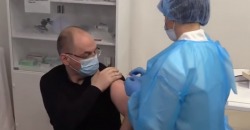 Максим Степанов в прямом эфире сделал прививку от COVID-19 - рис. 2