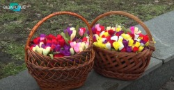 В Днепре школьники раздавали прохожим бумажные первоцветы - рис. 6
