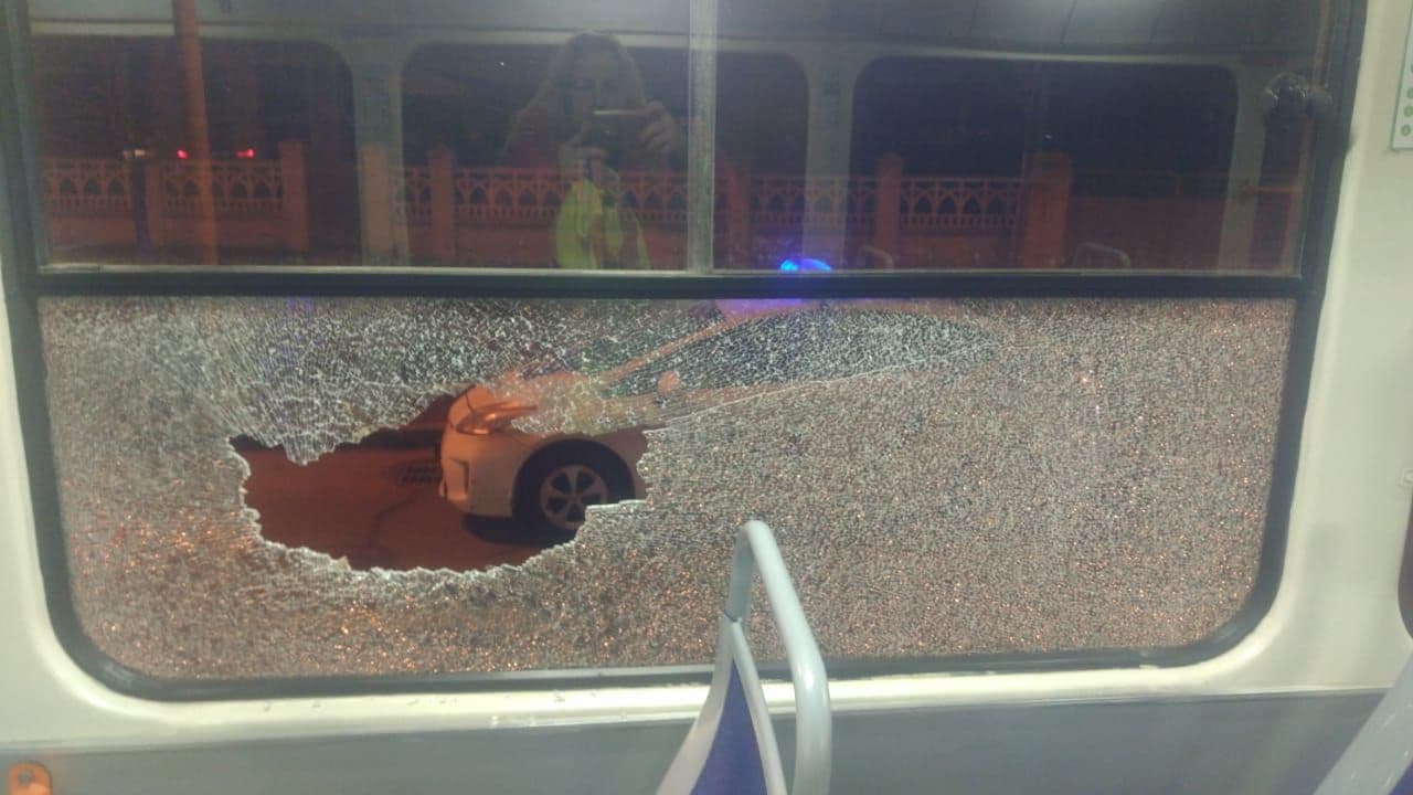 В Днепре пьяный дебошир разбил окно городского трамвая - рис. 1