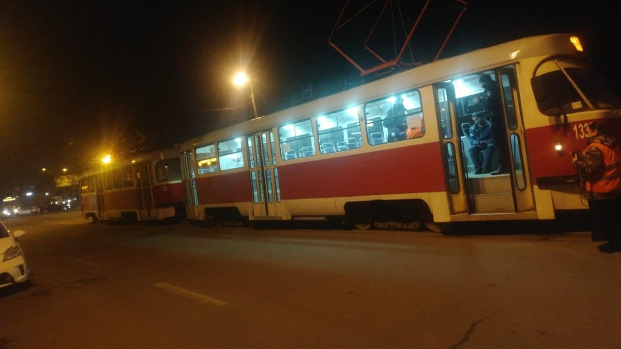 В Днепре пьяный дебошир разбил окно городского трамвая - рис. 2