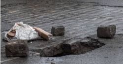 Портал в ад: в центре Днепра посреди перекрестка образовалась дыра - рис. 9