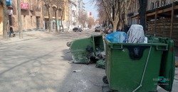 Посреди дороги: в центре Днепра хулиганы подожгли мусорный бак (ФОТО) - рис. 2