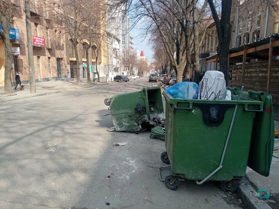 Посреди дороги: в центре Днепра хулиганы подожгли мусорный бак (ФОТО) - рис. 4
