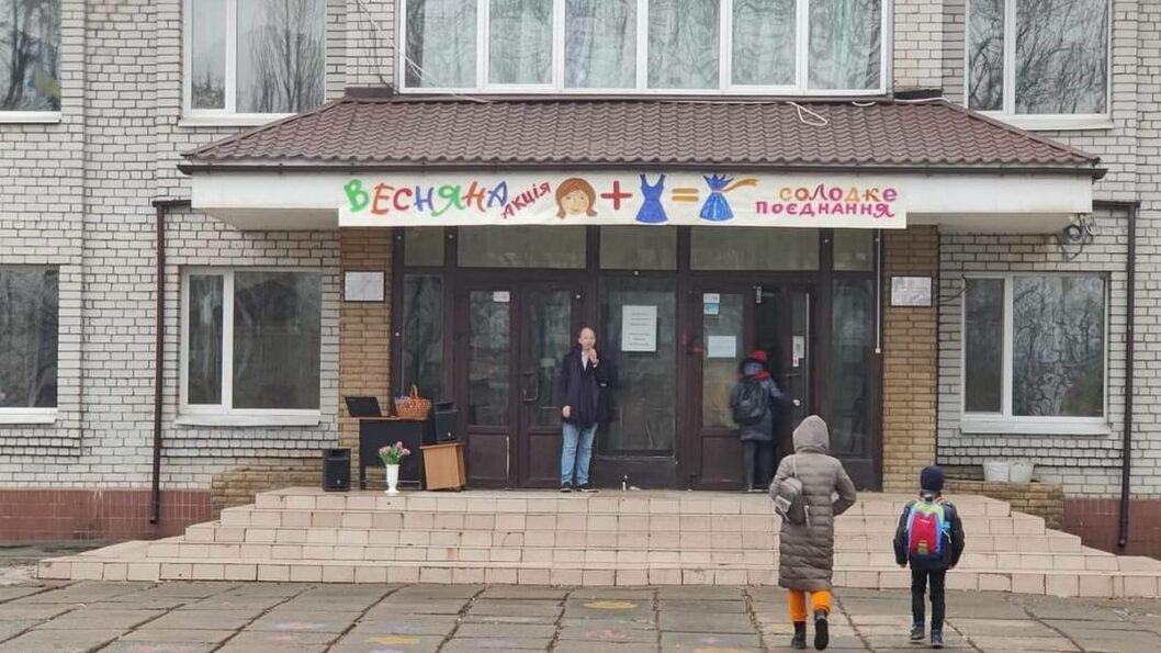 Платье за сладости: в днепровской школе провели необычную акцию к 8 марта - рис. 1