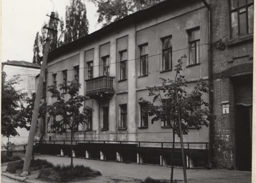В центре Днепра хулиганы разрисовали фасад исторического здания - рис. 2