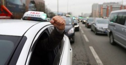 Бил, оскорблял и вырвал клок волос: в Днепре таксист выгнал девушку из машины - рис. 7