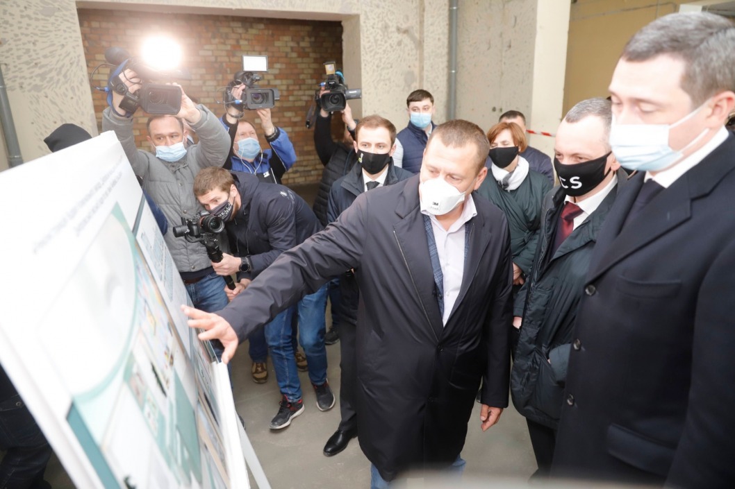 В Днепре министр Чернышев проинспектировал реконструкцию больницы (ФОТО) - рис. 1
