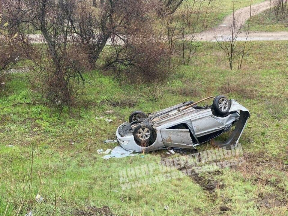 В Днепре возле Кайдакского моста перевернулось авто: есть пострадавшие - рис. 2