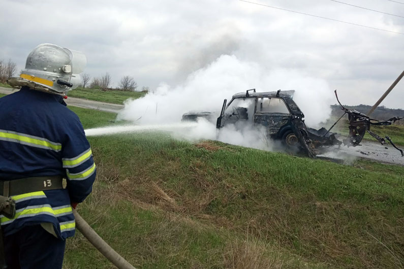На Днепропетровщине водитель получил сильные ожоги, пытаясь потушить автомобиль - рис. 2