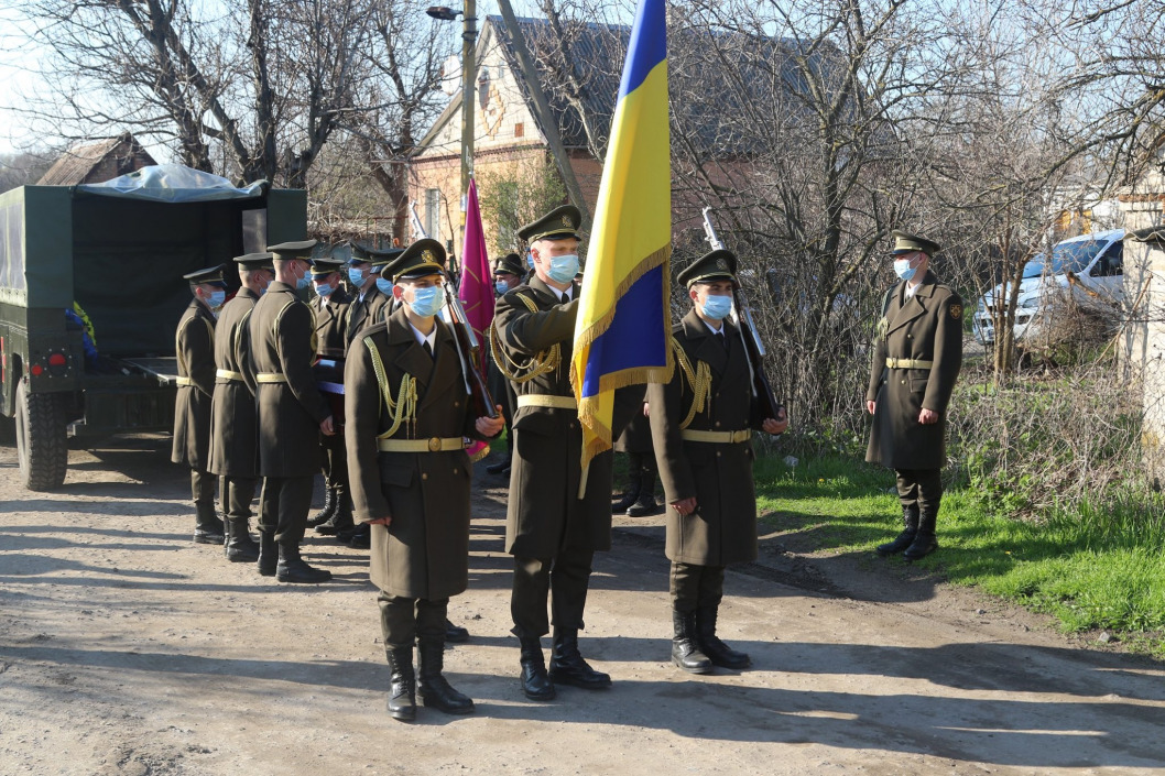 В Днепропетровской области похоронили воина, погибшего на Донбассе: у него осталось 2 детей - рис. 2