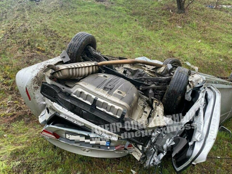 В Днепре возле Кайдакского моста перевернулось авто: есть пострадавшие - рис. 1