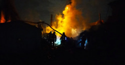 В Кривом Роге случился масштабный пожар: горело заброшенное здание и гаражи - рис. 9