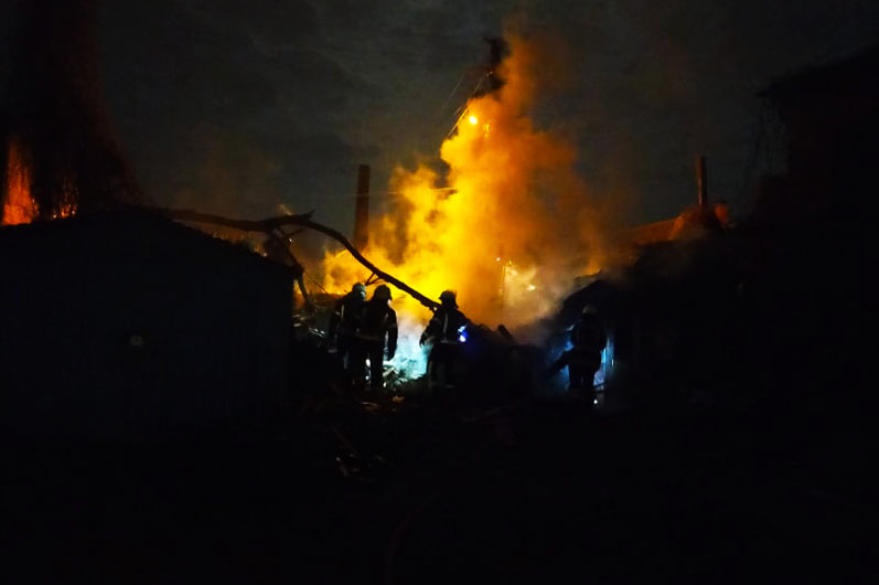 В Кривом Роге случился масштабный пожар: горело заброшенное здание и гаражи - рис. 1