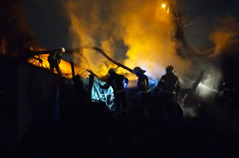 В Кривом Роге случился масштабный пожар: горело заброшенное здание и гаражи - рис. 4