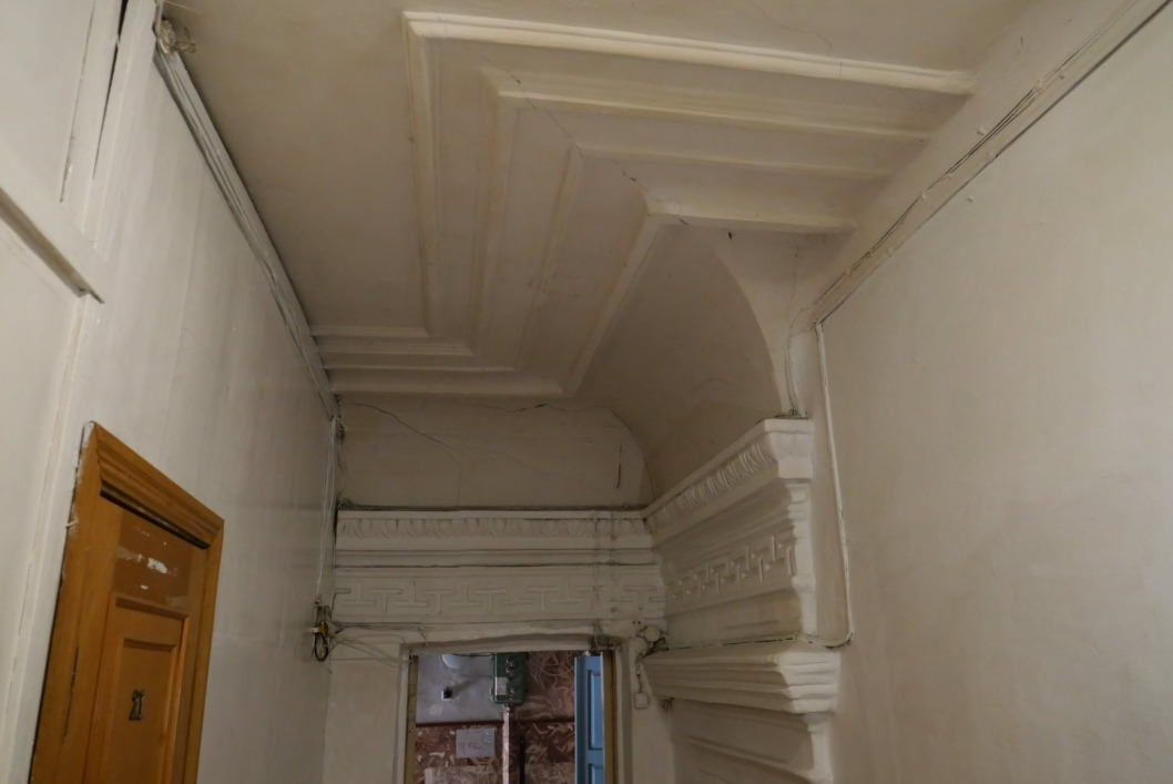 Колонны и кованные лестницы: в центре Днепра сохранилось старинное здание (ФОТО) - рис. 5