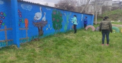 В Днепре местные жители украсили невзрачный забор яркими рисунками - рис. 22