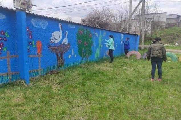 В Днепре местные жители украсили невзрачный забор яркими рисунками - рис. 3
