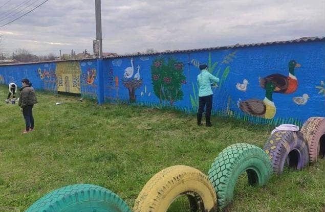 В Днепре местные жители украсили невзрачный забор яркими рисунками - рис. 1