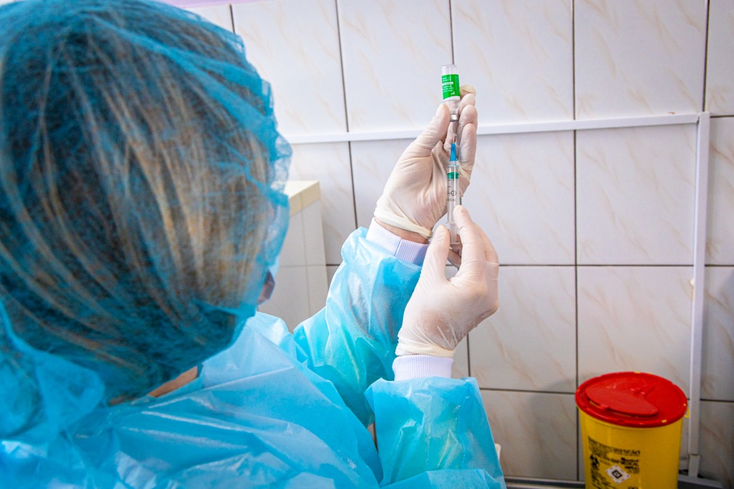 Второй этап вакцинации: на Днепропетровщине привили более тысячи соцработников - рис. 1