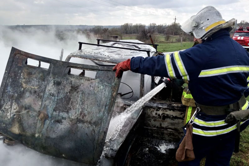 На Днепропетровщине водитель получил сильные ожоги, пытаясь потушить автомобиль - рис. 3