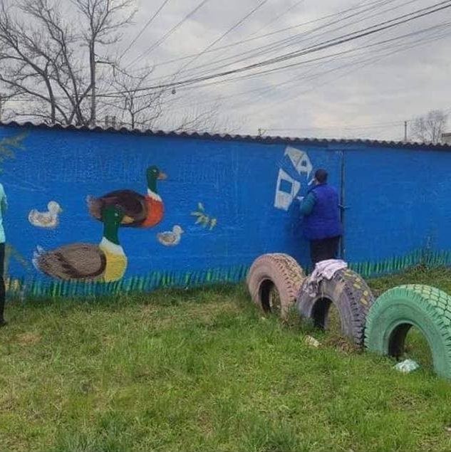 В Днепре местные жители украсили невзрачный забор яркими рисунками - рис. 4