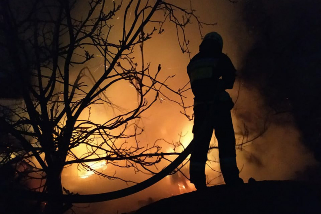 В Днепре ночью сгорело частное подворье в АНД районе (ФОТО) - рис. 3