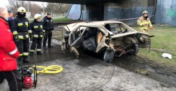 В Днепре возле Южного моста BMW врезался в столб: водитель госпитализирован - рис. 8