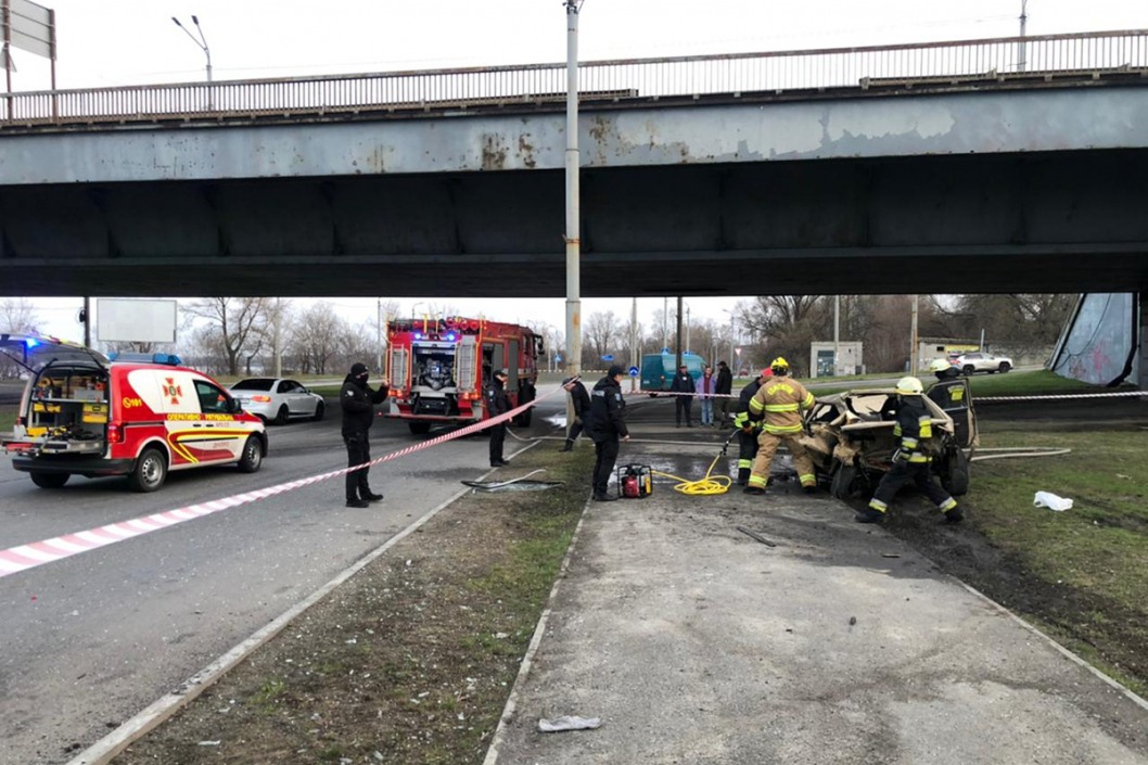 В Днепре возле Южного моста BMW врезался в столб: водитель госпитализирован - рис. 1