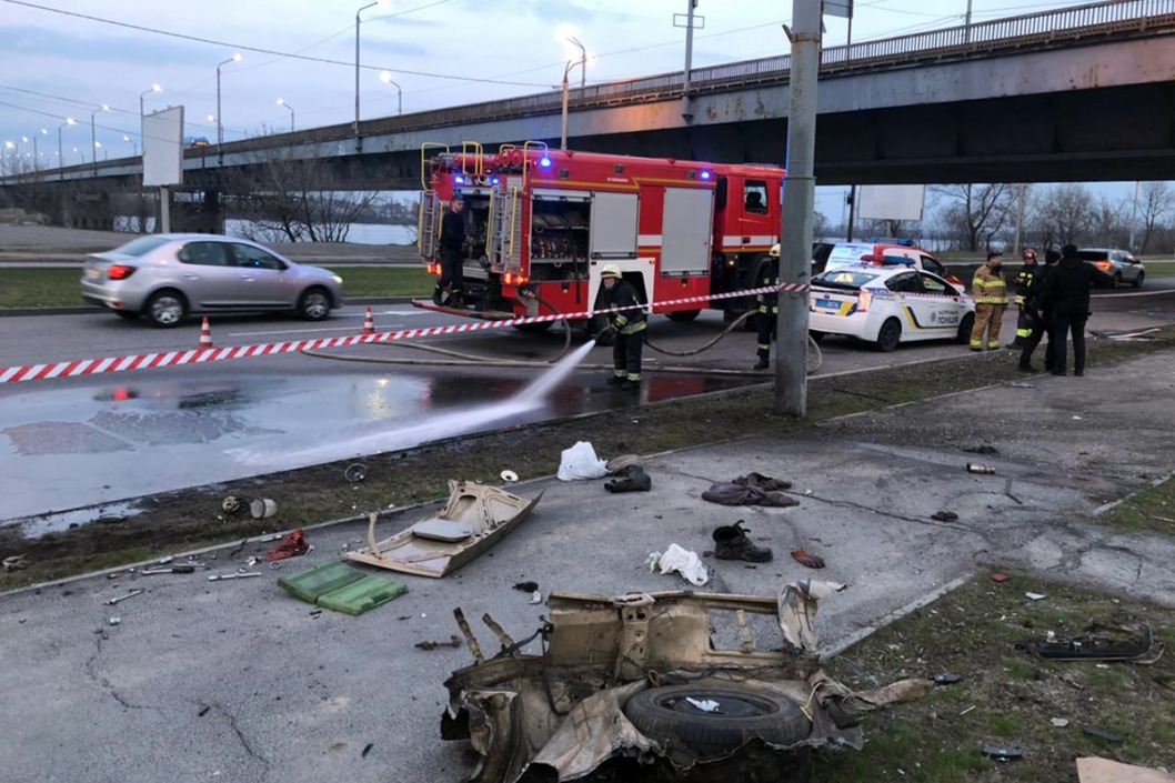 В Днепре возле Южного моста BMW врезался в столб: водитель госпитализирован - рис. 3