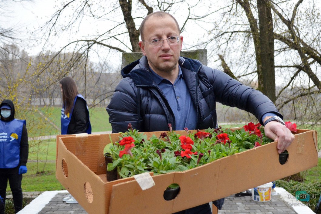В Днепре высадили первые 100 красных цветов в рамках регионального марафона «Толока Памяти» - рис. 3
