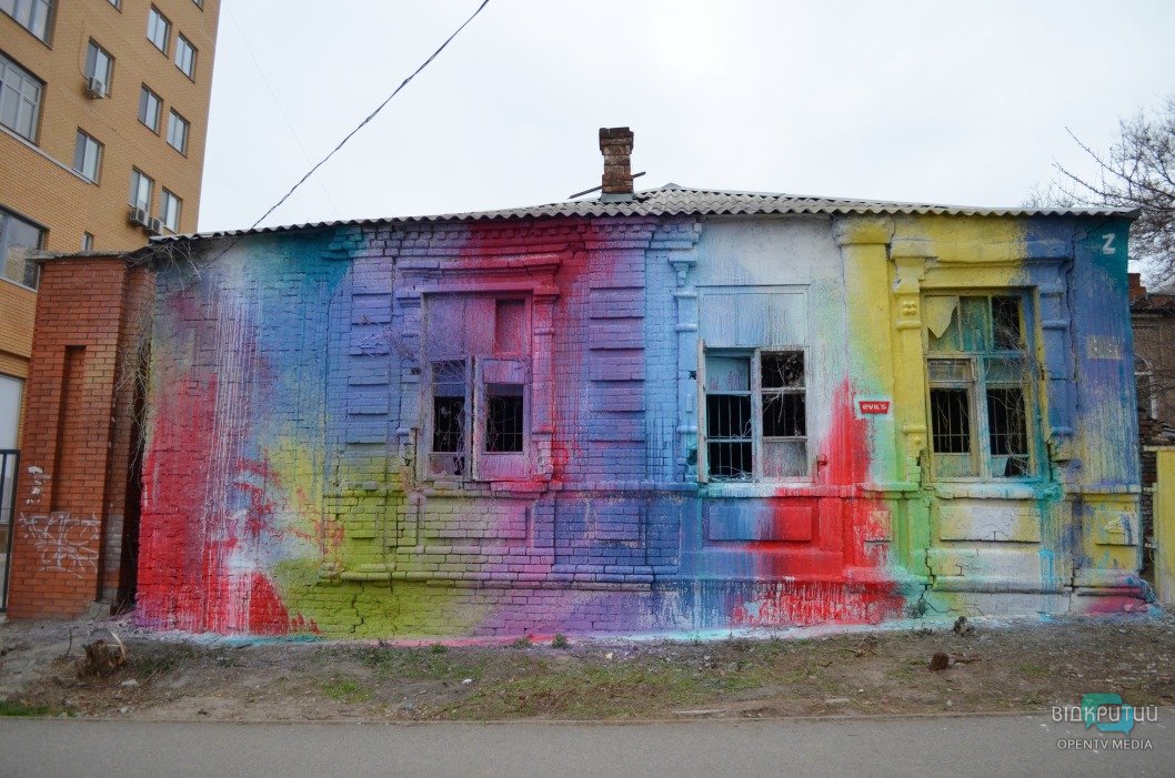 В Днепре уличный художник разрисовал заброшенный дом (ФОТО) - рис. 3