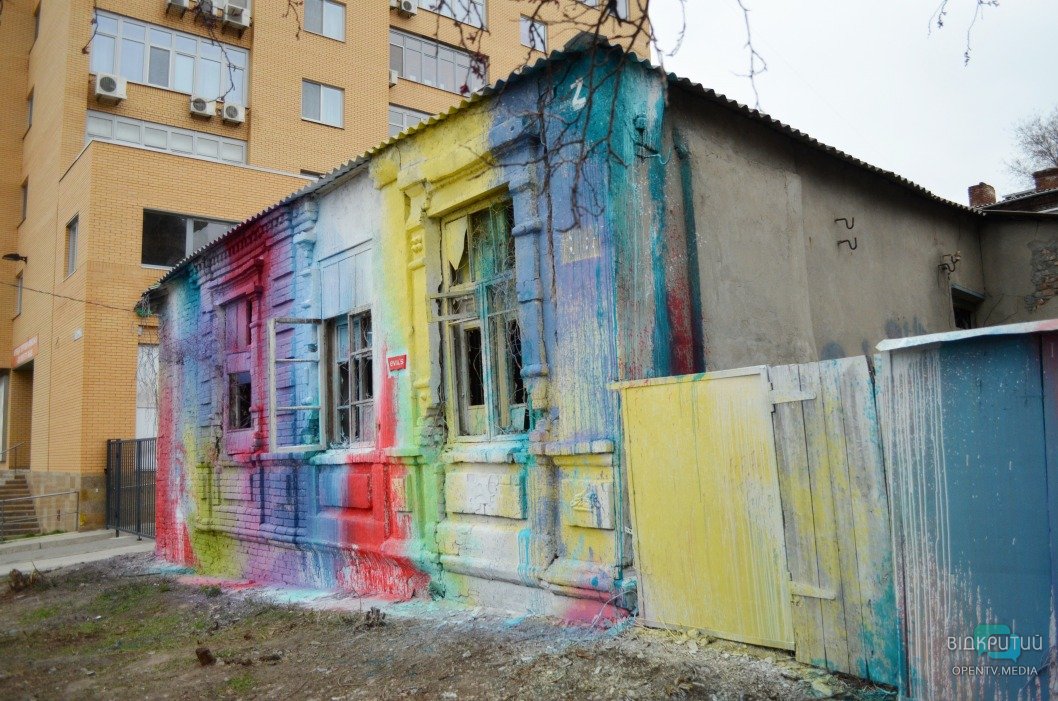 В Днепре уличный художник разрисовал заброшенный дом (ФОТО) - рис. 1
