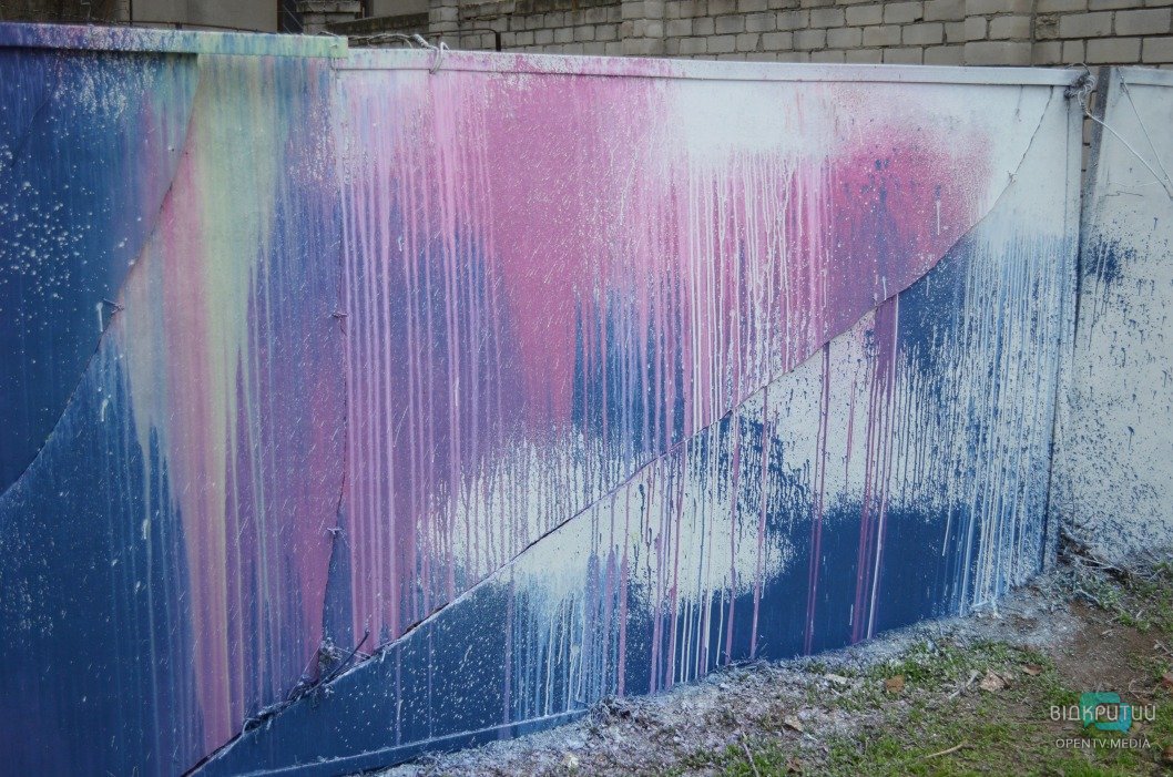 В Днепре уличный художник разрисовал заброшенный дом (ФОТО) - рис. 9
