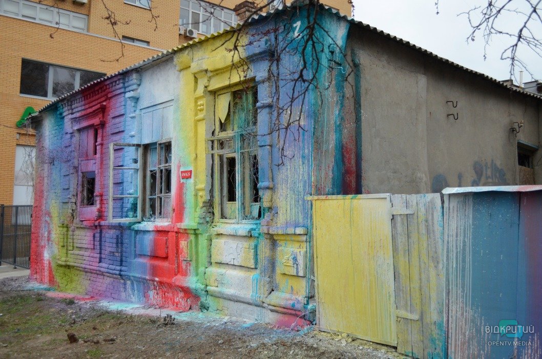 В Днепре уличный художник разрисовал заброшенный дом (ФОТО) - рис. 7