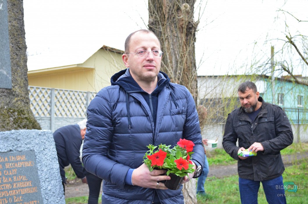 В Днепре высадили первые 100 красных цветов в рамках регионального марафона «Толока Памяти» - рис. 33