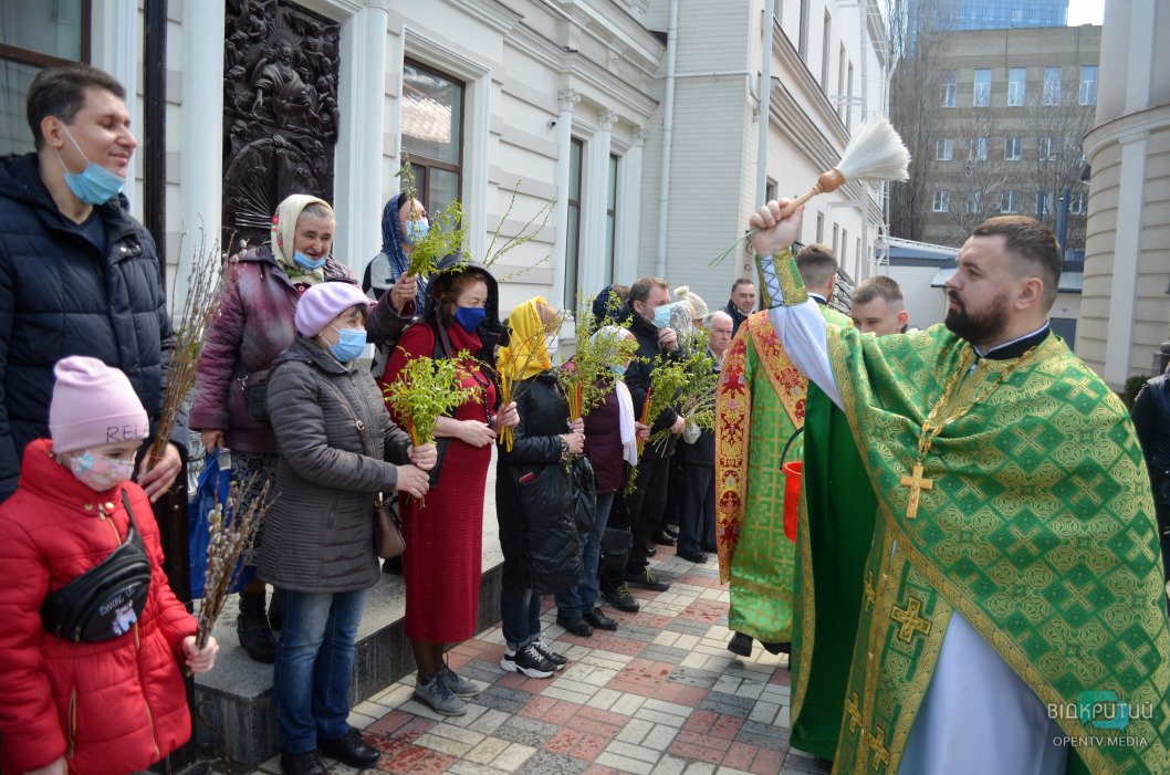 Как православные Днепра празднуют вербное воскресенье (ФОТО) - рис. 31