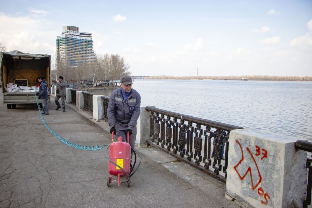 В центре Днепра моют фонари и убирают рекламу наркотиков (ФОТО) - рис. 5
