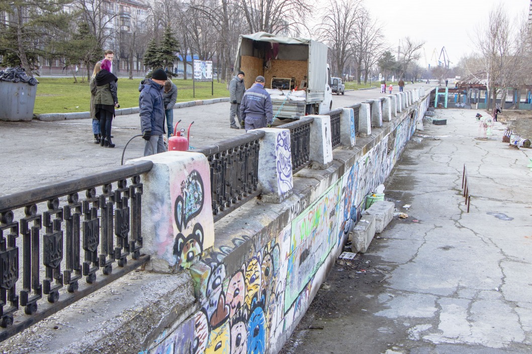 В центре Днепра моют фонари и убирают рекламу наркотиков (ФОТО) - рис. 7