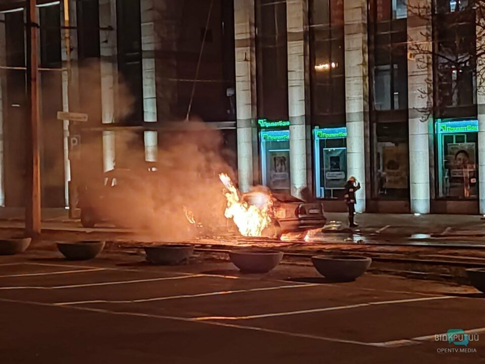 ДТП в центре Днепра: посреди дороги горит авто - рис. 2