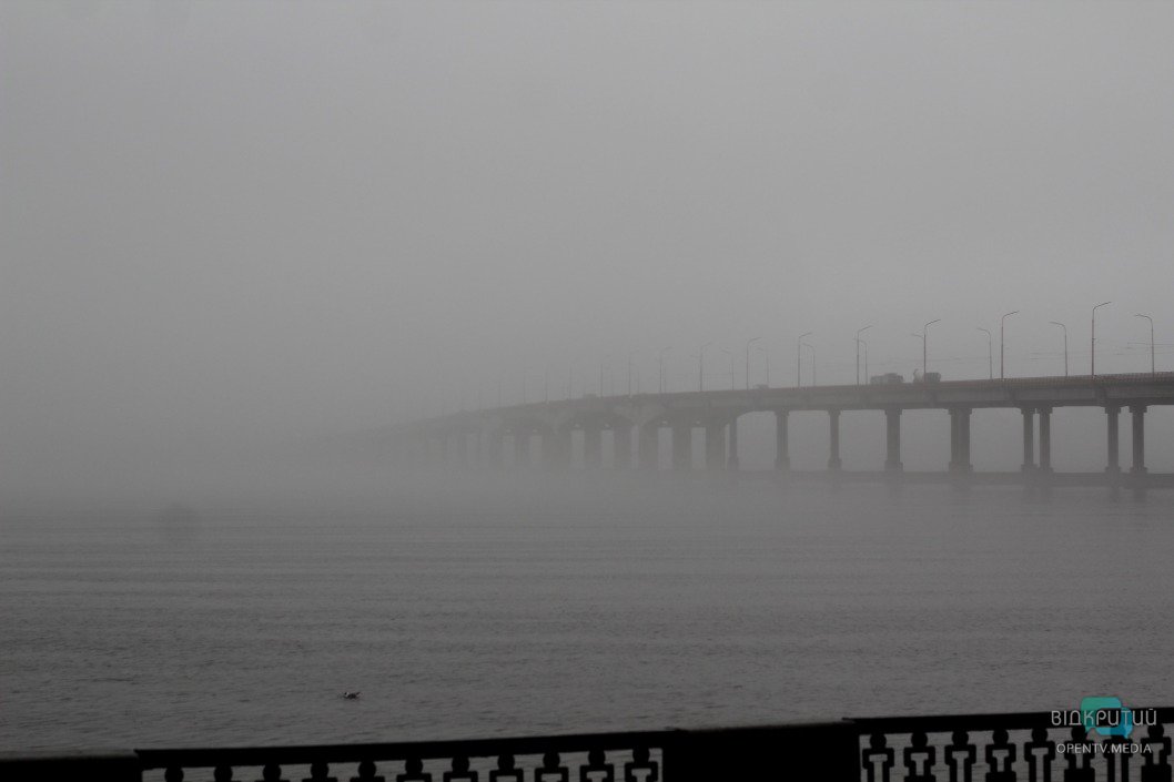 В Днепре Новый мост "утонул" в тумане (ФОТО) - рис. 1