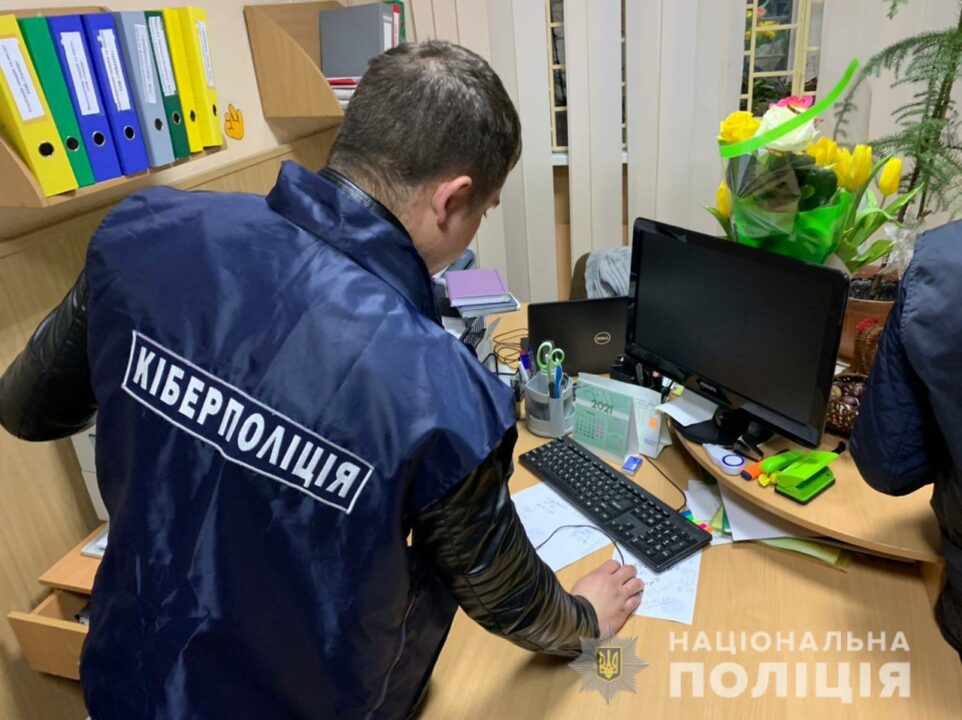 В Днепропетровской области полиция задержала финансовых аферистов (ФОТО + ВИДЕО) - рис. 1
