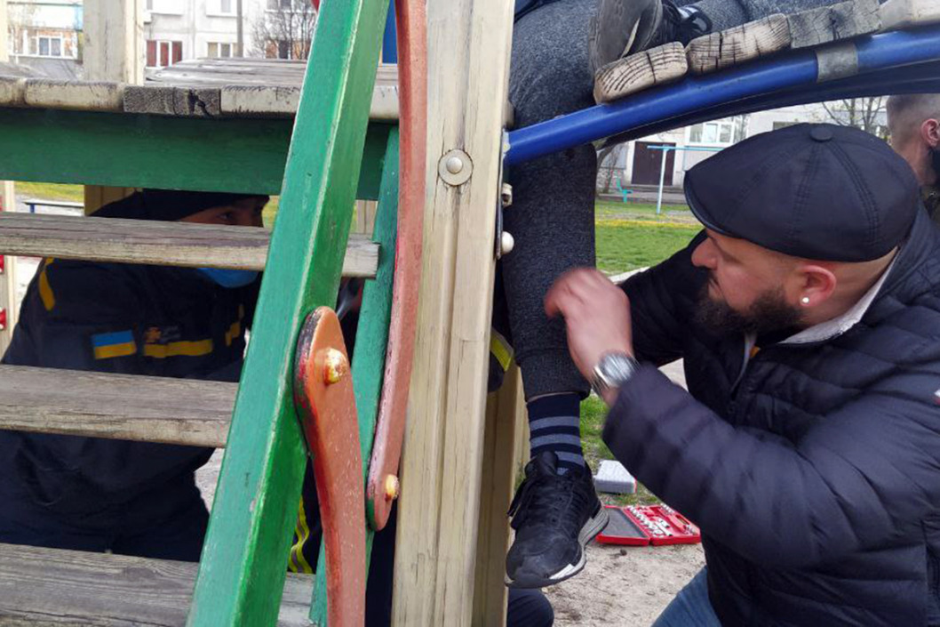 В Днепропетровской области спасли застрявшего на лестнице мальчика - рис. 3