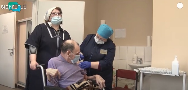 В Днепре начали вакцинацию препаратом Pfizer (ВИДЕО) - рис. 1
