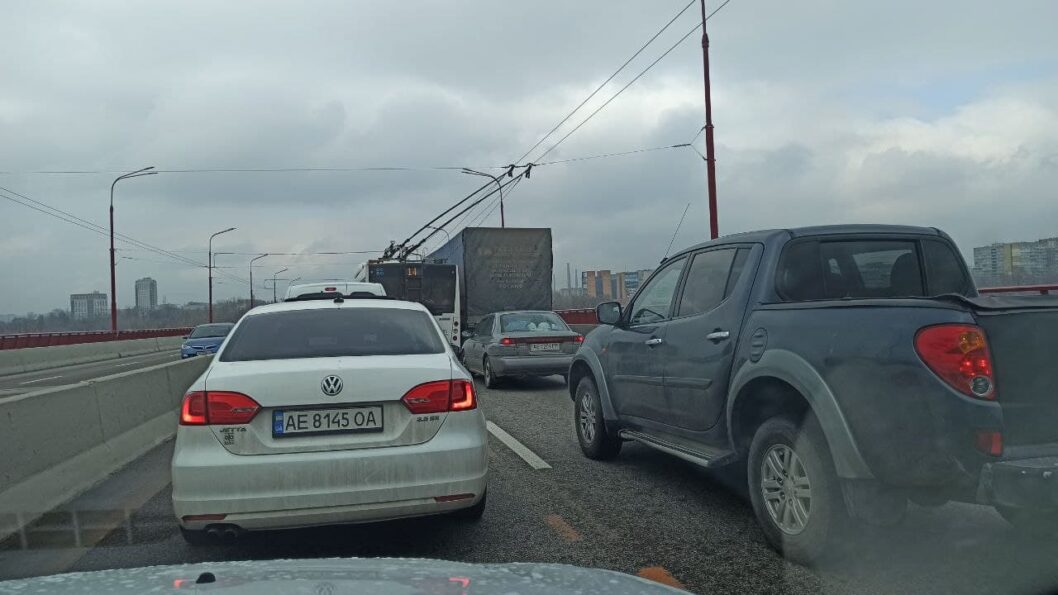 В Днепре на Новом мосту произошло 2 ДТП (ВИДЕО) - рис. 1