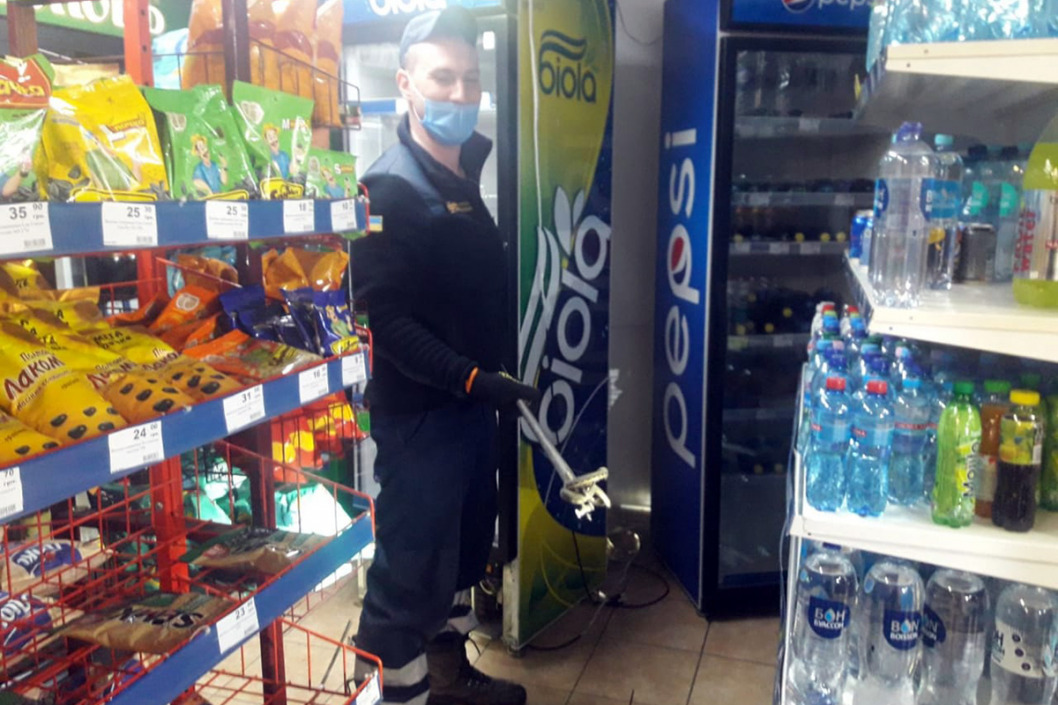 Нежданный клиент: в продуктовый магазин Днепра заползла змея - рис. 2