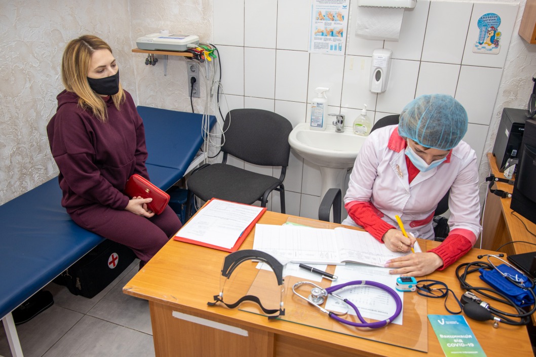 Второй этап вакцинации: на Днепропетровщине привили более тысячи соцработников - рис. 6