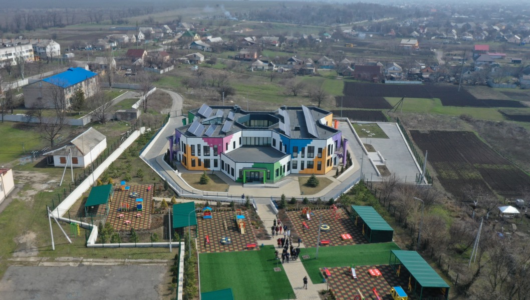 В Подгородном работает детский сад с солнечными панелями на крыше - рис. 1
